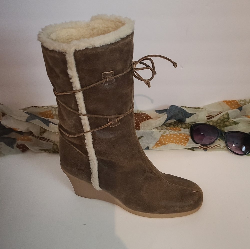 Michael Kors boots worn  a couple times/ fits like an 8 or even narrow foot 7.5…